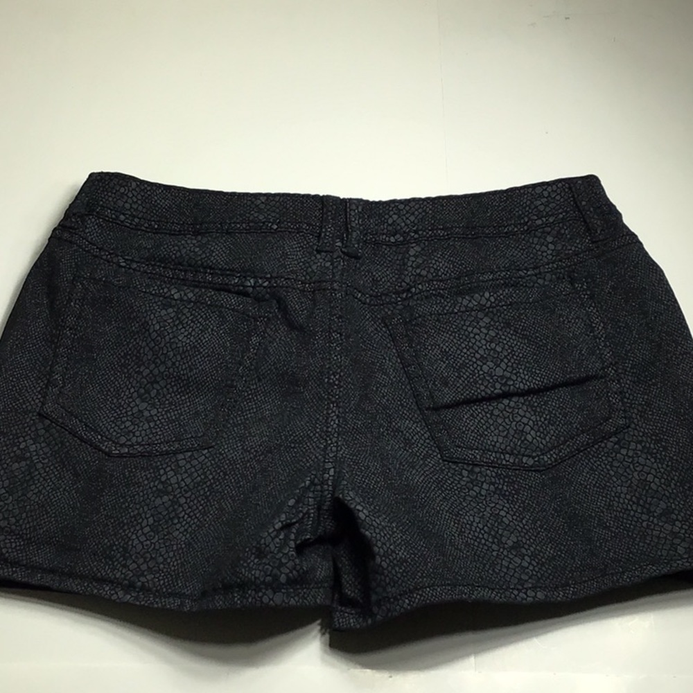 🌼3/$13🌼BUNDLE DEAL! a.n.a Black Snake Skin Print Short - Picture 2 of 9